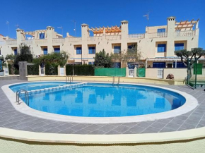Apartamento en Los Nietos con piscina comunitaria.